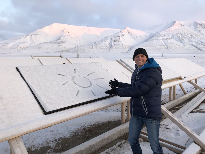 Bjørn Thorud, från norska konsultföretaget Multiconsult, vid en solcellsanläggning på Svalbard