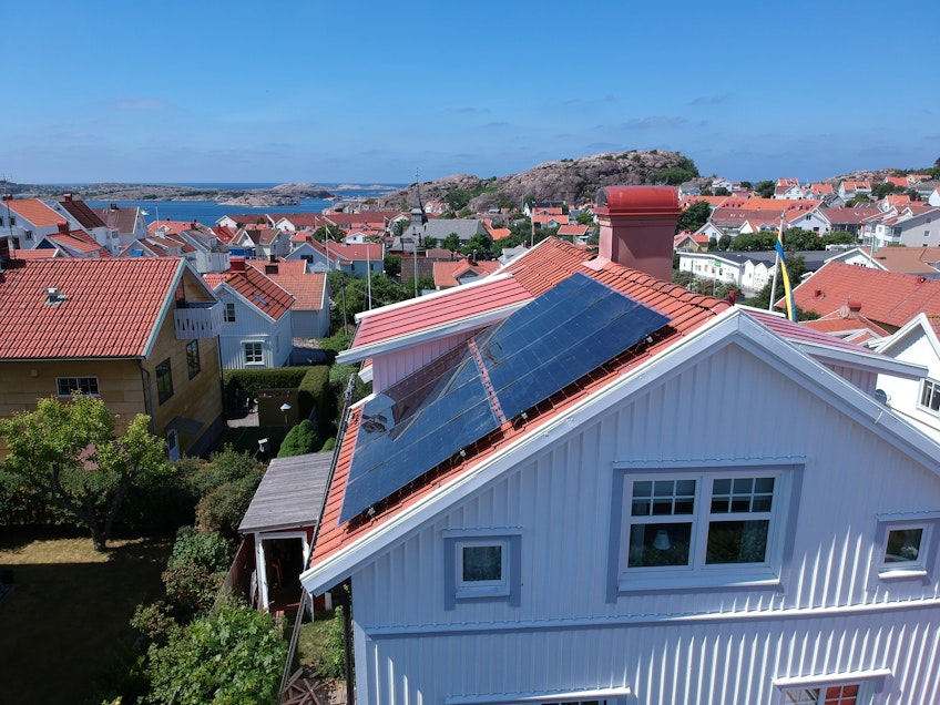 Ett hus med solceller på taket