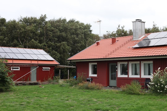 Olas två solcellssystem, ett på garagetaket och ett på boningshuset
