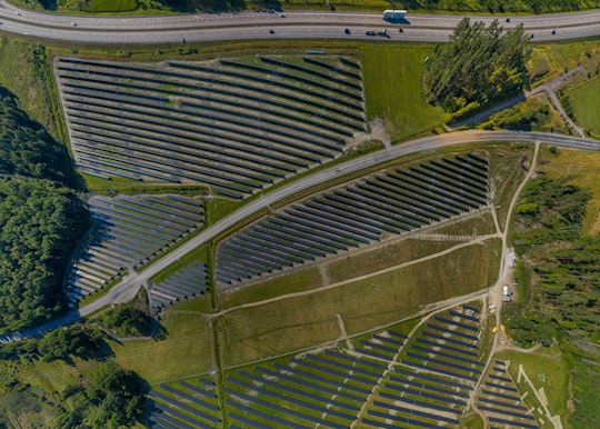 Pilotperspektiv av solcellsparken i Strängnäs som 2020 blev Sveriges största