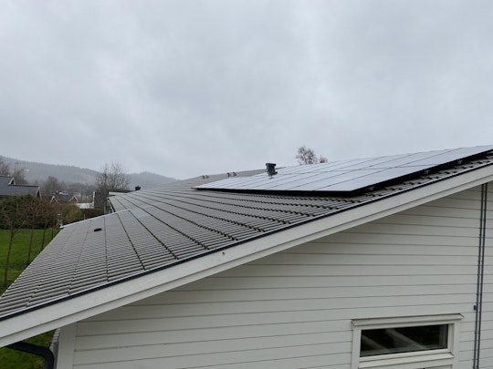 Solpaneler sitter på tre olika tak